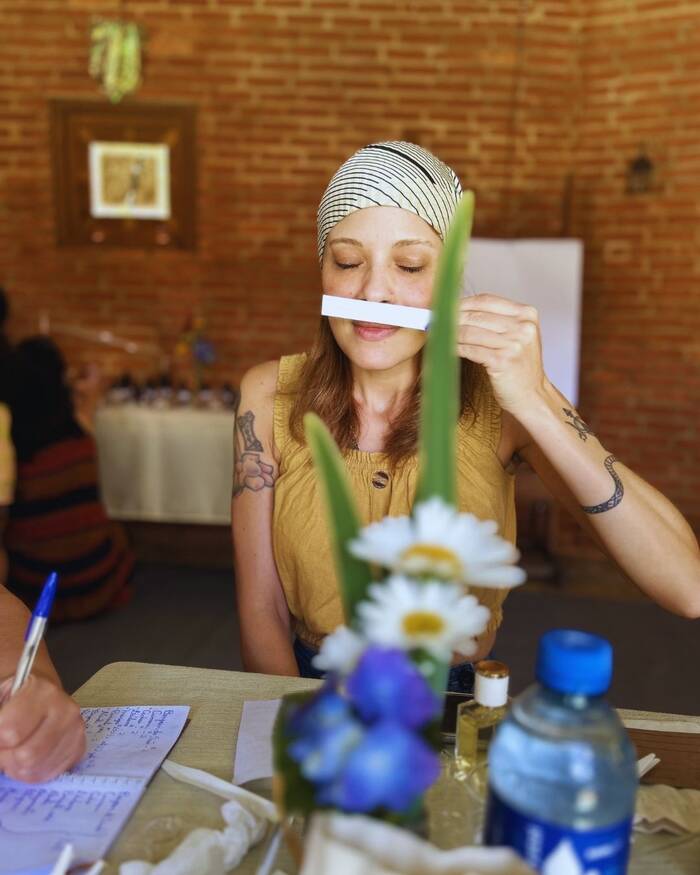 Participante sente o aroma de uma fita olfativa