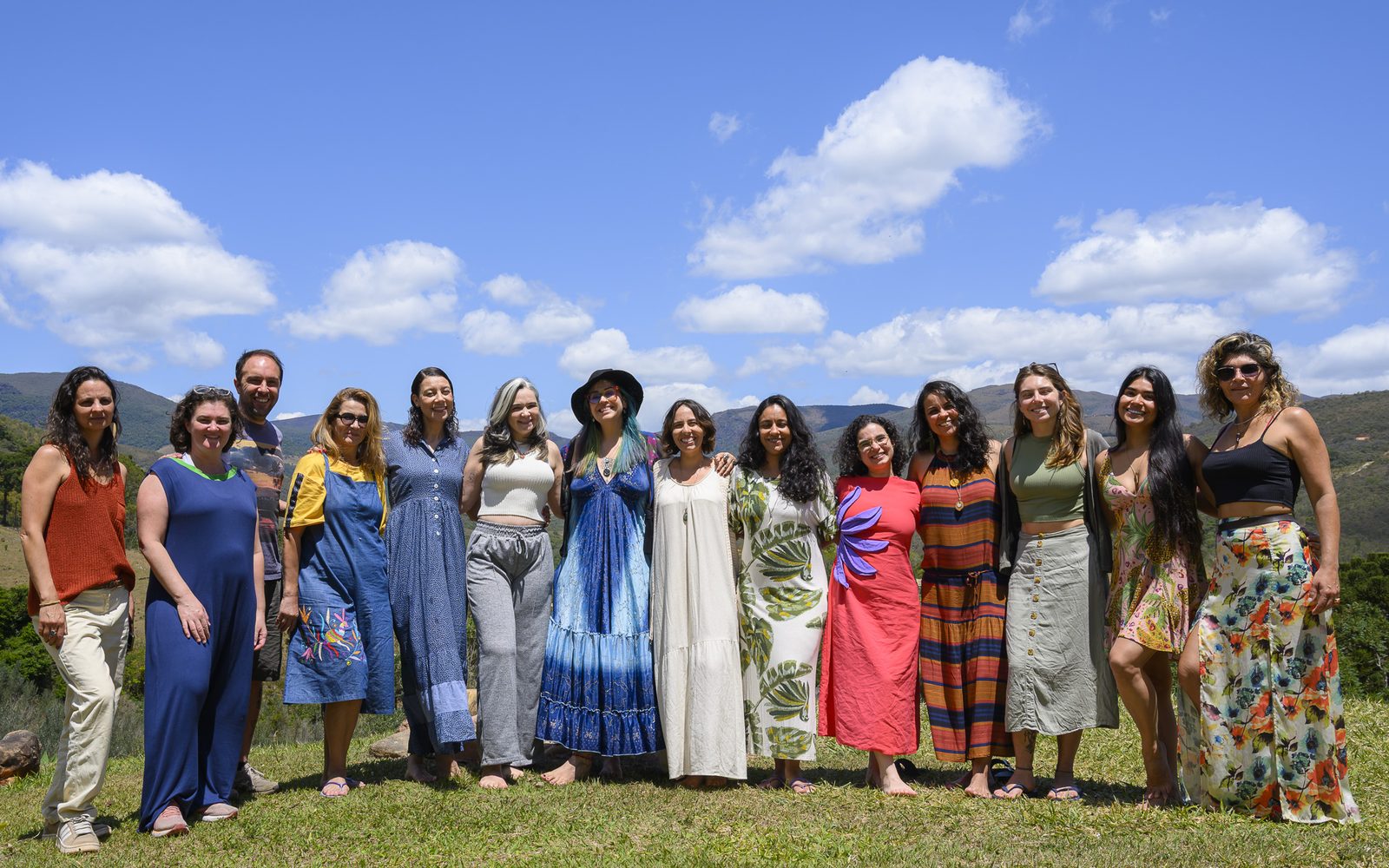 Participantes da 1ª edição reunidas no gramado, com as montanhas do Vale do Gamarra ao fundo