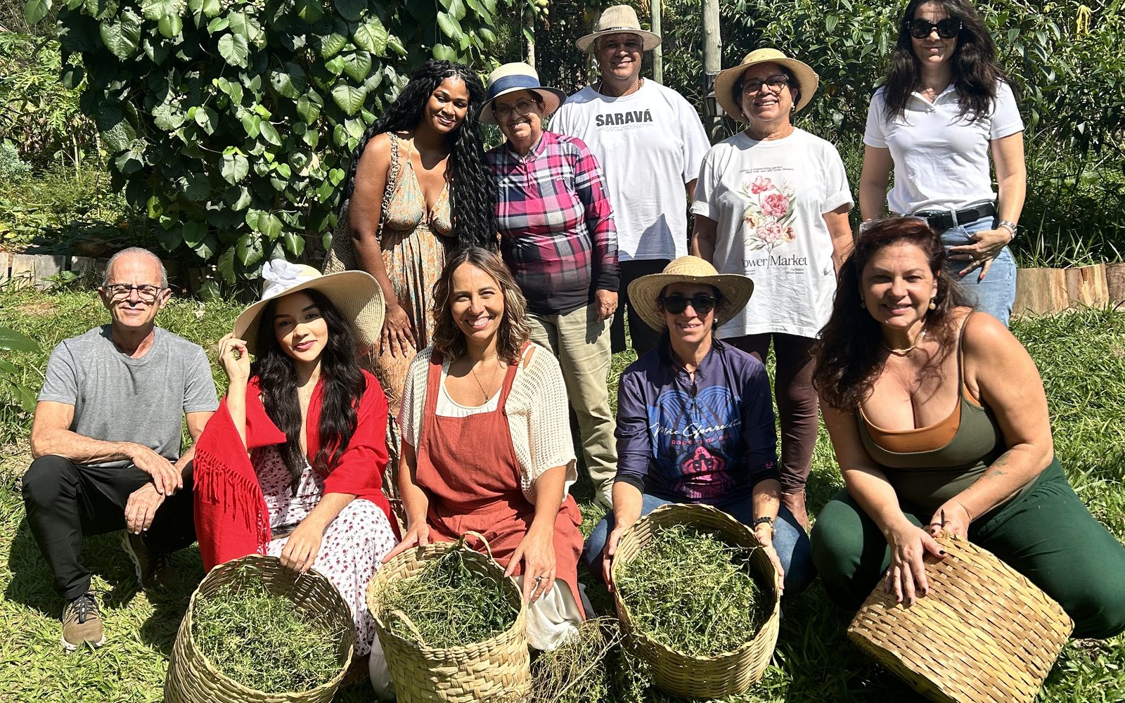 Participantes da 2ª edição no Sítio Saramandala, com cestos de plantas recém-colhidas