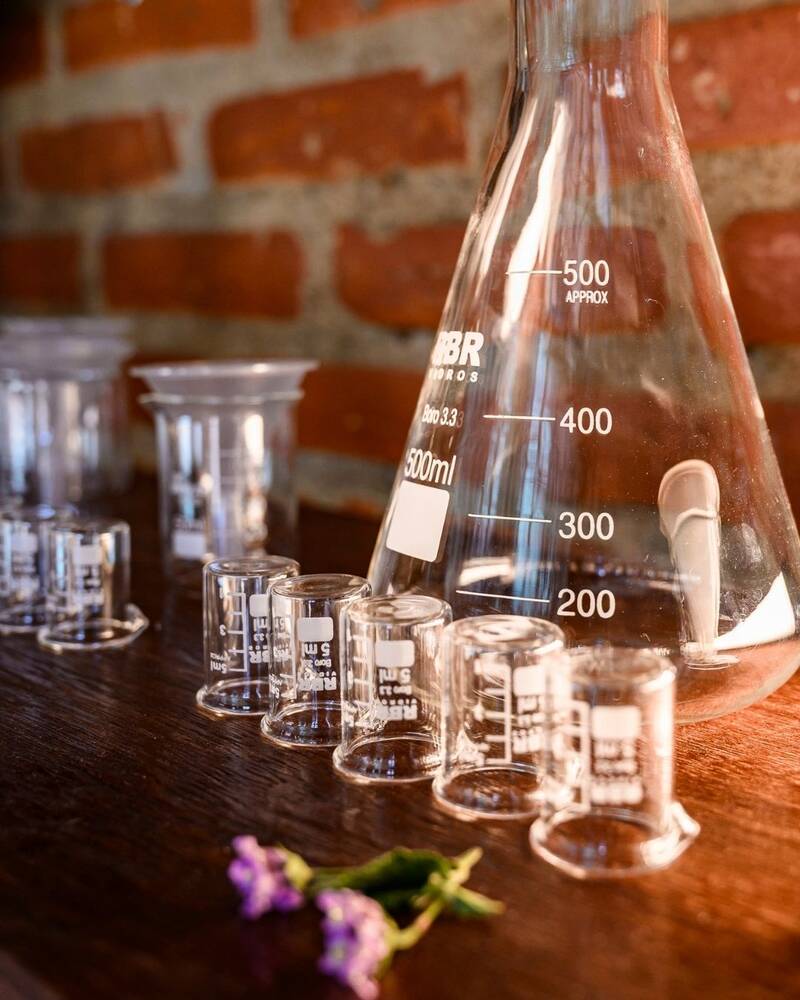 Vidraria de laboratório com béqueres e flores